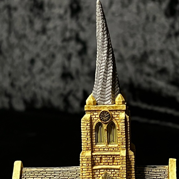Lilliput Lane | Crooked Spire Chesterfield | Britain’s Heritage Collection - Picture 10 of 14